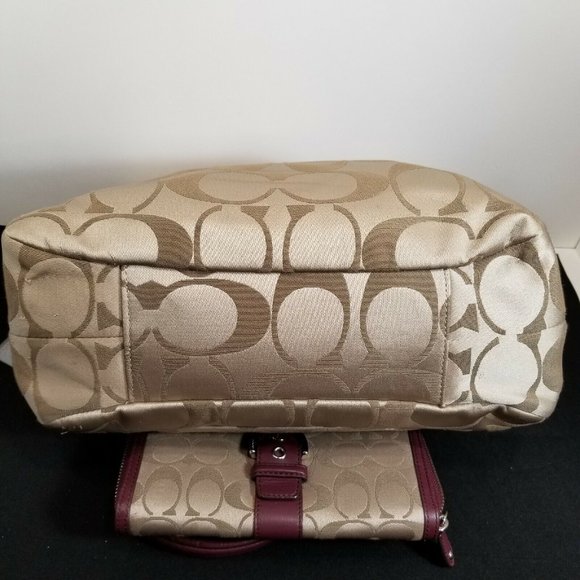 COACH Campbell Signature HOBO W/ Matching Accordion Zip Wallet - Picture 6 of 7